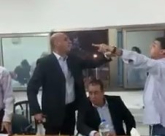  بالفيديو: مشادات كلامية عنيفة بين الأعضاء العرب وأعضاء الائتلاف البلدي في اللد